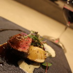 厨翠山   - 焼物　　北みらい牛の炭火焼きと蒸し鮑　
      （五九、土佐の塩丸）
      
      
      鮑もおおきく食べごたえあり！まさにメインを飾るのひと皿