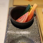 厨翠山   - 水槽野菜のスティック　
      タプナードソース添え
      （五十四、Flower of Ocean）
      
      オープンキッチンの水槽にぷかぷか浮いてた新鮮野菜