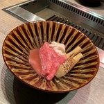 USHIGORO S. - テーブルで牛出汁を注いでくれます