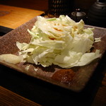 あっさり串焼 ○座 綱島店 - お通しキャベツ