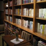 茶房 天井棧敷 - 桟敷席には新たな本棚が