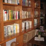 茶房 天井棧敷 - 桟敷席の本棚