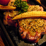 くいどころバー箸○ - 厚切りベーコンのガーリックステーキ