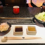 とんかつ マンジェ - 塩、ソース、サラダ、漬物