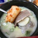 神仙ソルロンタン - こうやってスプーンで米、おかず、キムチを乗せて食べるのが大好き！！！