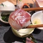 くずし割烹　ZUTTO - 手まり寿司の鯛も新鮮、お造りのわさびをつけて。