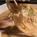 麺も加水が低い