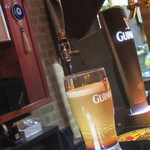 ブレナンズ・アイリッシュバー - サージャーで泡立ちを整える