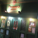 ブレナンズ・アイリッシュバー - 雰囲気ある外観