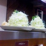 キッチン南海 - チキンカツしょうが焼き調理中　キャベツの盛りに刮目！