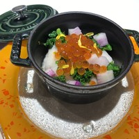 キメラ - いくらを鏤めた寒ブリ炙りと大根のヴァリオ