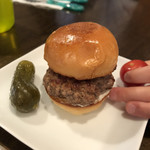 シェイクツリー バーガー＆バー - スライダー（子どもの指とプチトマトと比べてこのサイズ）