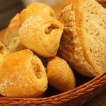 カンパーニュ、自家製ベーコンのエピ、胡椒とフルーツのフランスパン♪超絶に美味しいです(笑)