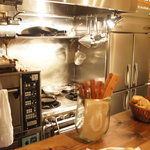 アヒルストア - カウンターから1段低いところにあるキッチン。