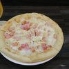 イタリアバル ルーポ ド オーロ - 料理写真:新玉とベーコンのピザ（￥1.500）