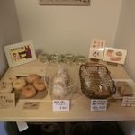 天然酵母食パン CUBE - 陳列棚