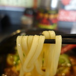 肉ちゃんうどん - 麺に良く絡む独特の甘辛スープ