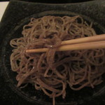 鴨蕎麦 尖 - 蕎麦を手繰る