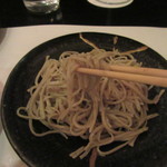 鴨蕎麦 尖 - 蕎麦を手繰る