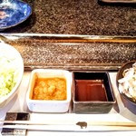 とんかつ マンジェ - トリュフ塩、コールスローサラダ、マンジェソース、とんかつソース、お漬物