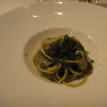 ラ・リリアーナ - アワビ、ミル貝、黒キャベツのスパゲッティ