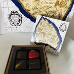 ジャンポール エヴァン - ジャン＝ポール・エヴァン「ボワットゥ ショコラ ラブ アイランド」4個入。箱と袋に描かれているのは想像上の「愛の島」。