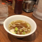 炒飯と酸辣湯麺の店 キンシャリ屋 - 無料のスープ