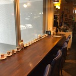 バールデルポポロ - 窓際カウンター