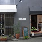 お店の外観です。 本町アートスクェアービルの１階にお店があります。