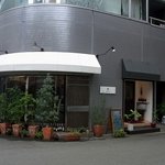 靱公園の南側にお店はあります。 ビルの角を上手に使っていますよね。 大きな窓があり、その前に観葉植物を配置しています。