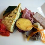 カロローゾ - 今回は、前菜の盛合わせが食べたかったので、Ｂランチ１,２００円にしました。 最初に、旬の前菜８種盛りが出てきましたよ。