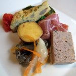 カロローゾ - この前菜の盛合わせを見てしまうと、そう思っちゃいますよね。 午後からの仕事が無ければ確実に飲んでますよ。