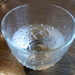 カロローゾ - 我慢が出来なくて．．．．って、訳ではないです。 白ワインでは、ありません。 お水ですよ。(笑) ナイスなデザインですよね。