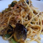 カロローゾ - もう、止まりません。 次から次へと食べ進んでしまいます。 味付けが、抜群なんですよね。 シェフの腕の良さが、キラっと光りますね。 揚げナス、小松菜が味のアクセントになってました。