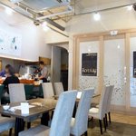 カロローゾ - 店内の雰囲気です。 角の窓側の席からカウンター方面を撮っています。 右手奥が入口となります。 真ん中に４人掛けのテーブル席が３組ありますね。 そして、左手にＬ字型のカウンター席があります。 カウンター