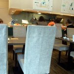 カロローゾ - 大きなカウンターで使い心地も良さそうだし、シェフとの会話も楽しそうです。 夜に、デート使いなら、カウンターの方がｇｏｏｄだと思います。 また、夜も行かないとね。