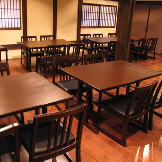 在寧靜的日式現代風格的店內悠閒舒適。可根據場合使用