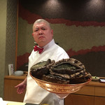 照寿司 - 巨大なアワビを自慢する内山くん