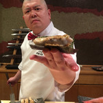 照寿司 - ノドグロを手渡しする三代目