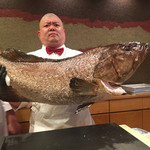 照寿司 - 23kgのクエを自慢する内山くん