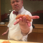 照寿司 - 巨大な赤貝、マジでデカイ。でも大味ではない。ウマーイ