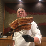 照寿司 - どわ！肉厚で巨大な国産天然ウナギを串刺しだぜ、ワイルドだろ〜