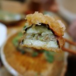 蓮 - 断面見て納得。
            茄子で餃子の餡を挟んで天ぷらに！