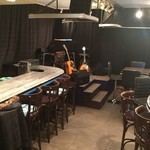 ミュージックパブ ブルードア - 店内に入ると左奥にはステージ、キーボードとギターが常設して有ります