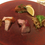 海鮮名菜　香宮 - 大好きな前菜、広東風焼き物入り前菜。
      豚バラクリスピー焼き、焼豚、拘りのクラゲサラダほうれん草和え、それに白身の魚。