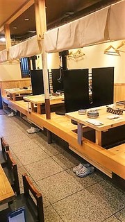 Yakiniku Horumon Kinryuu - 1階は掘りごたつ、テーブル席をご用意しております。