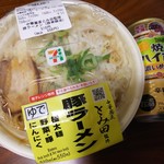 セブンイレブン - 料理写真:豚ラーメンとハイボール