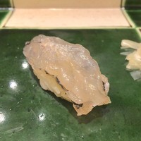 銀座 久兵衛 銀座本店 - ランチ　おまかせ  8,000円ランチ　おまかせ  8,000円：海老 生か半生を選べて、生チョイス 頭は後で揚げてもらえるみたい 塩か醤油も選べて、塩でいただきました 生でぷりぷりの食感