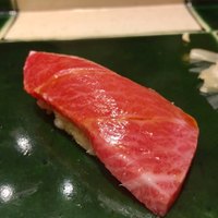 銀座 久兵衛 銀座本店 - ランチ　おまかせ  8,000円：大トロ 旨味もあるが、ややかたく筋もちょっとある