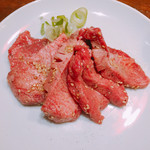 Yakiniku Housai Gyuutetsu Tekkan - 厚切り生タン塩 1350円